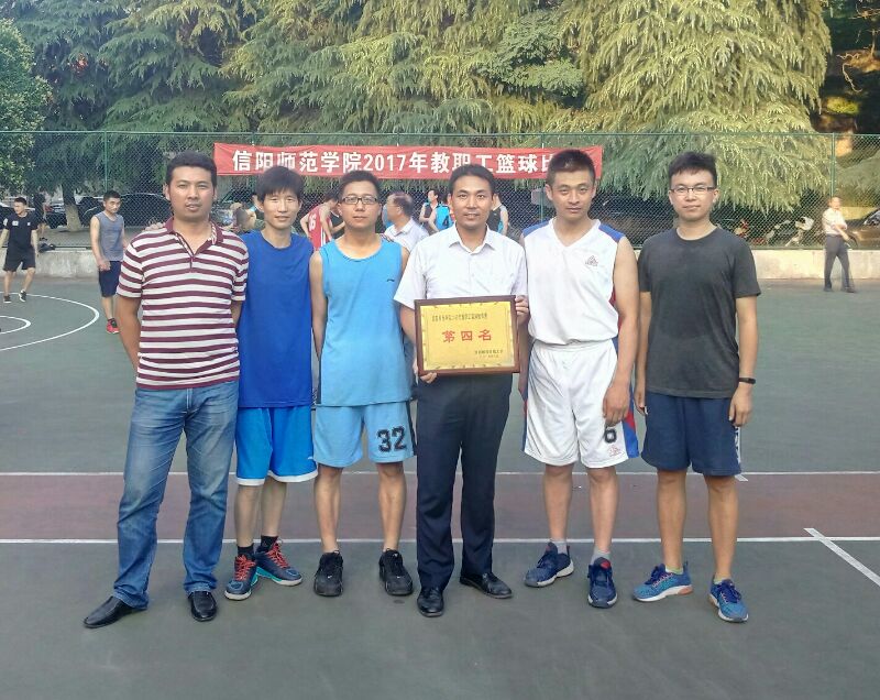 伟德bv1946官网教职工在学校2017年教职工篮球比赛中勇夺佳绩 (1).jpg
